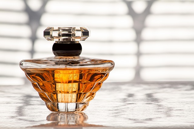 Sticlă de parfum cu design cristalin